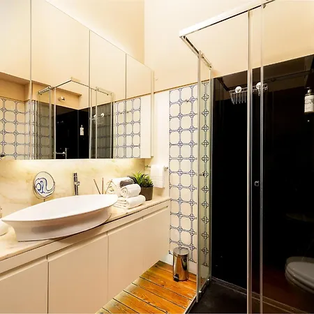 One-bedroom With Balcony In Bolhao Market Apartment *